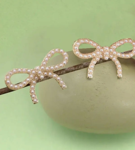 Pearl bow stud